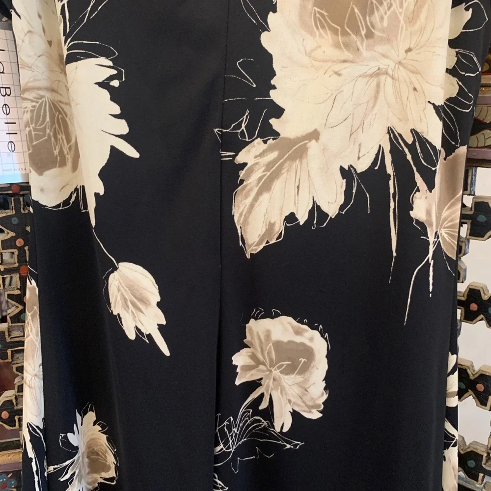 NWT floral dress knee length with flowy cap sleeves 🌸🌼 - Picture 7 of 8